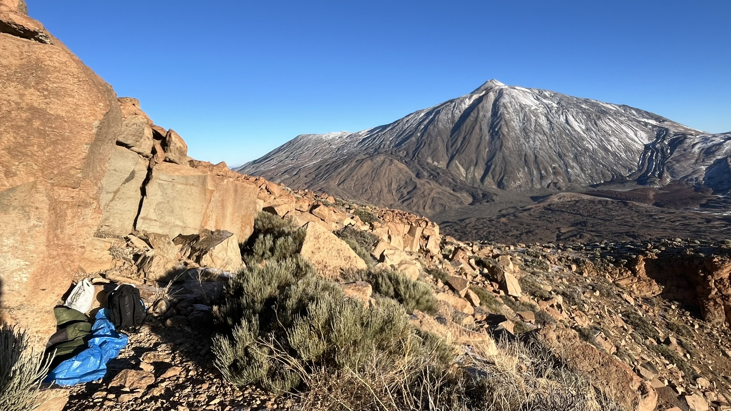 Bivak na vrcholu Guajara s výhledem na Teide